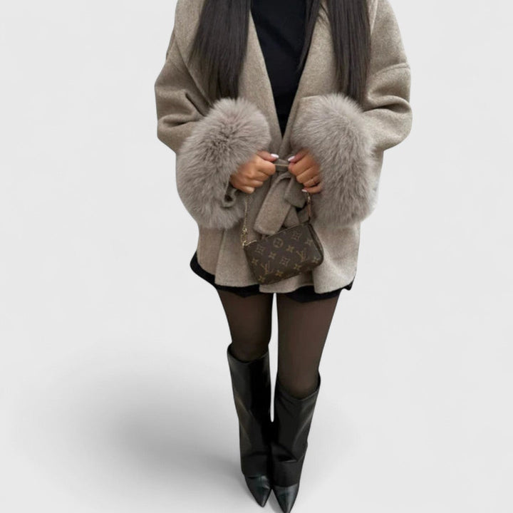 Ανθή - Κομψό παλτό με λεπτομέρειες από οικολογική γούνα