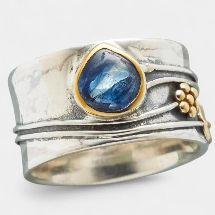 Αλεξάνδρα - Κομψό ασημένιο δαχτυλίδι vintage με μπλε ζαφείρι