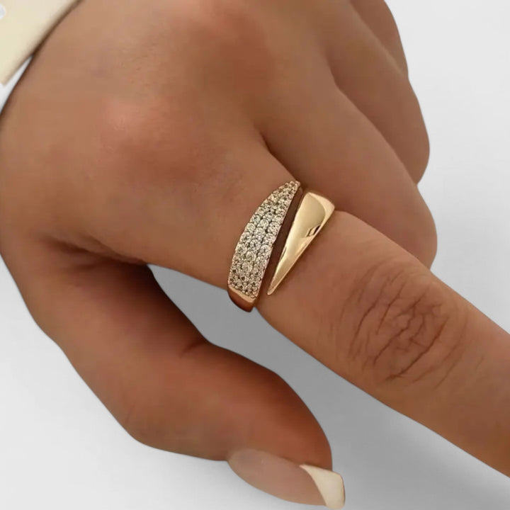 Ινώ - Κομψό χρυσό δαχτυλίδι με λαμπερά πετράδια