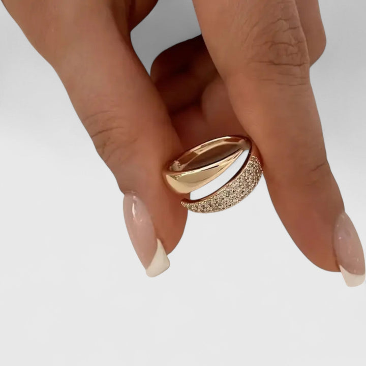 Ινώ - Κομψό χρυσό δαχτυλίδι με λαμπερά πετράδια