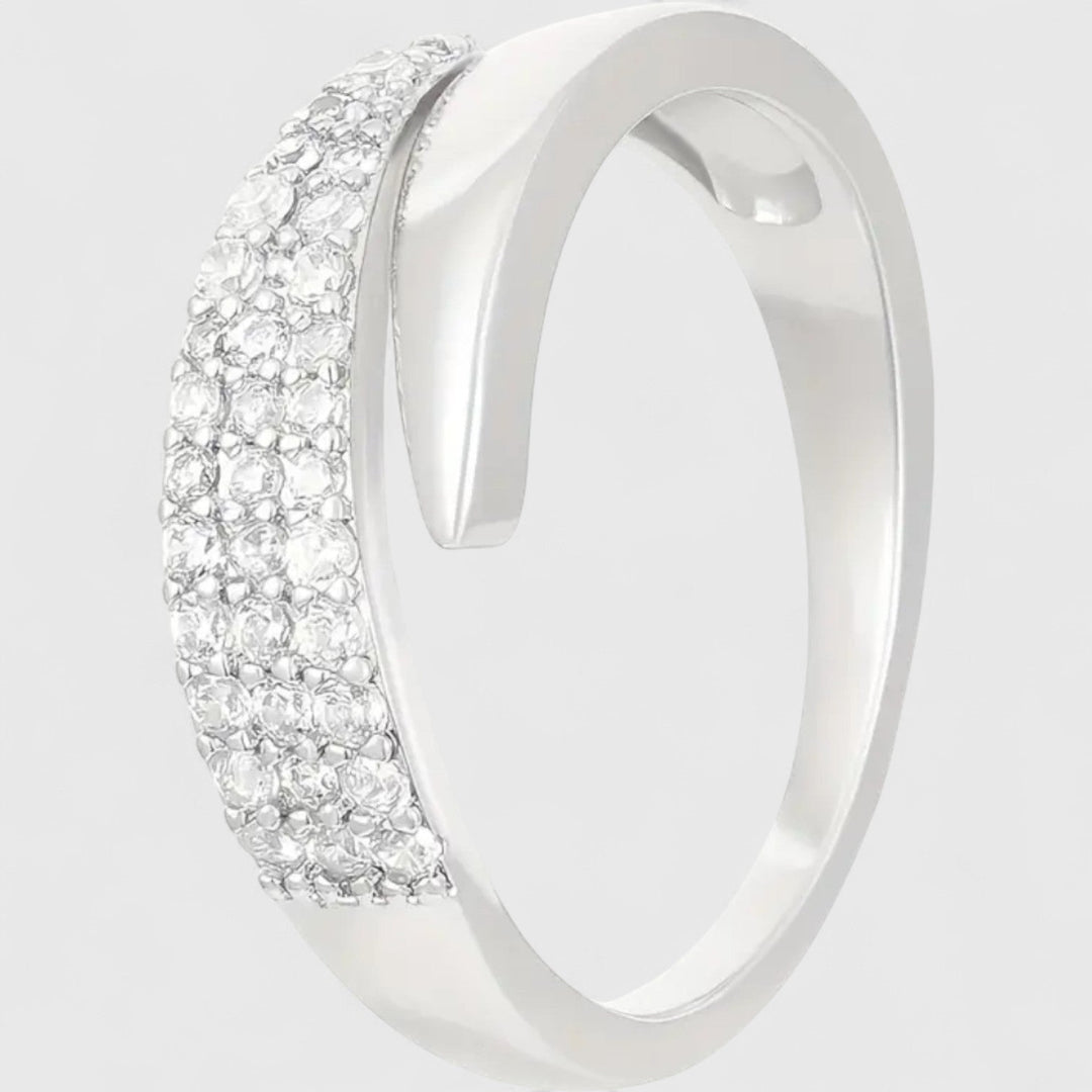 Ινώ - Κομψό χρυσό δαχτυλίδι με λαμπερά πετράδια