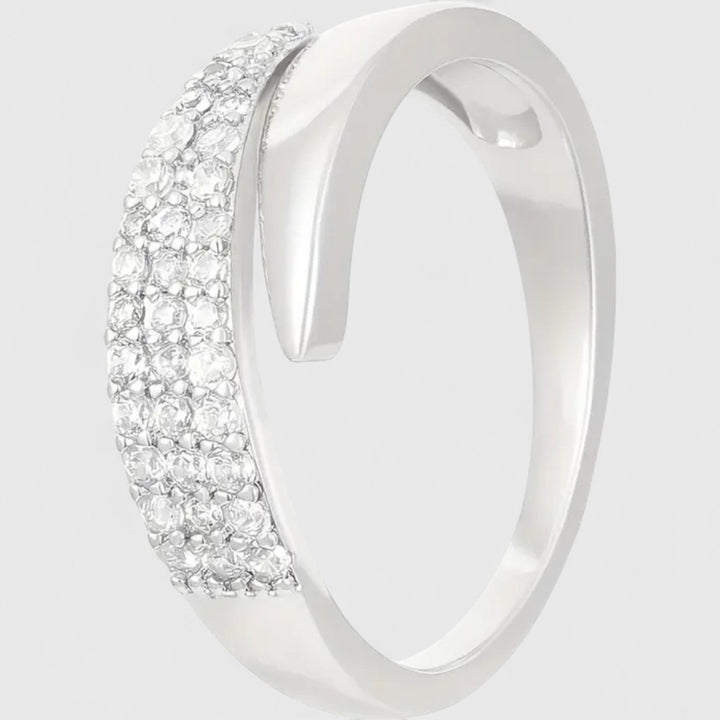 Ινώ - Κομψό χρυσό δαχτυλίδι με λαμπερά πετράδια