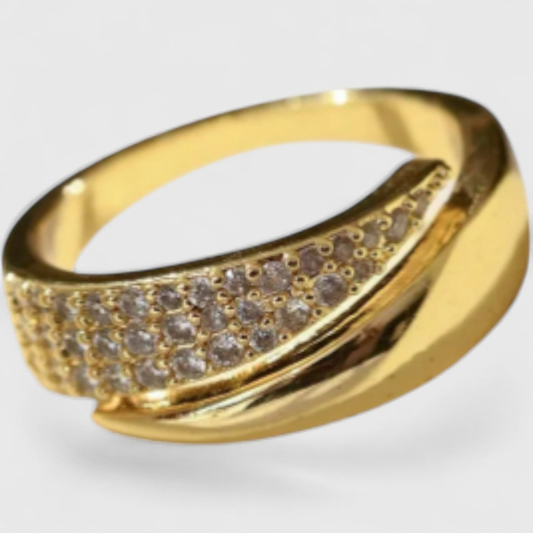Ινώ - Κομψό χρυσό δαχτυλίδι με λαμπερά πετράδια