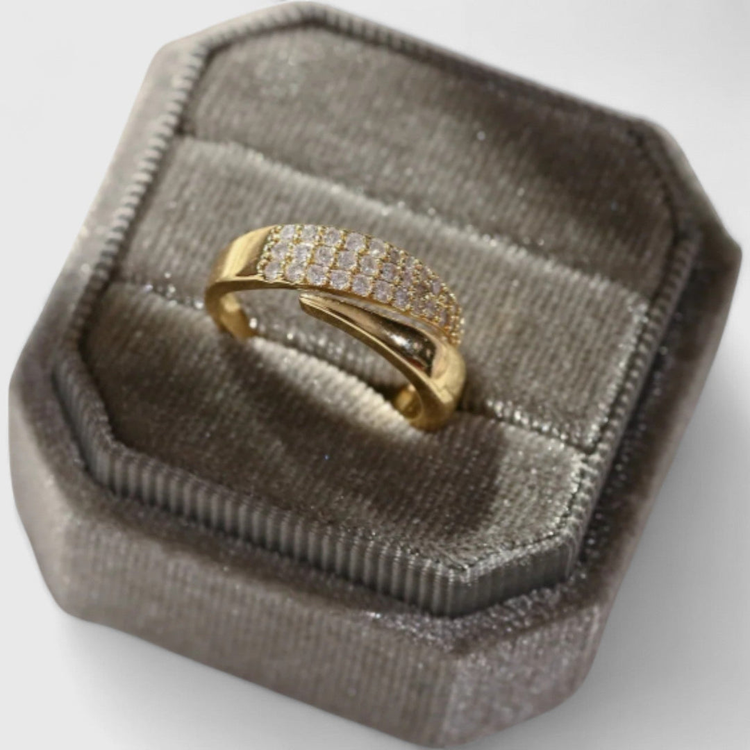 Ινώ - Κομψό χρυσό δαχτυλίδι με λαμπερά πετράδια