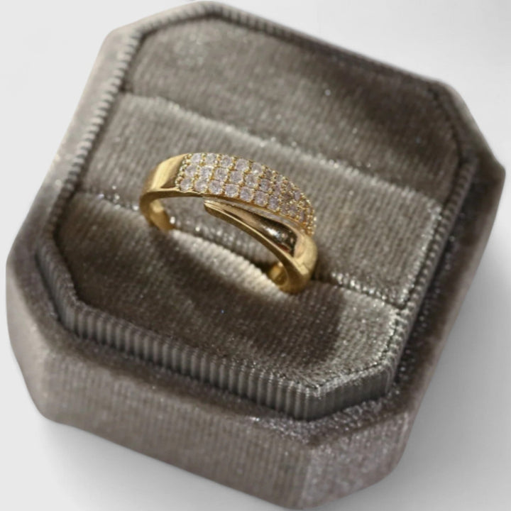 Ινώ - Κομψό χρυσό δαχτυλίδι με λαμπερά πετράδια