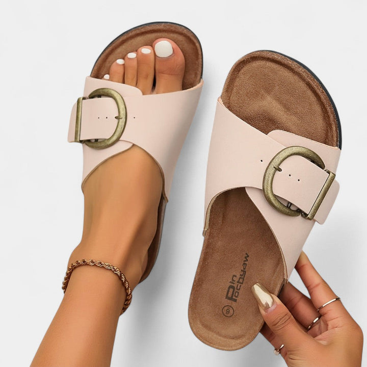 Λουκία - Στιλάτες καλοκαιρινές παντόφλες από φελλό με αγκράφες