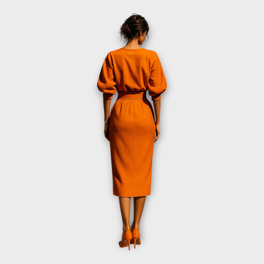 Κομψό φόρεμα με εκλεπτυσμένο σχεδιασμό και minimal αισθητική