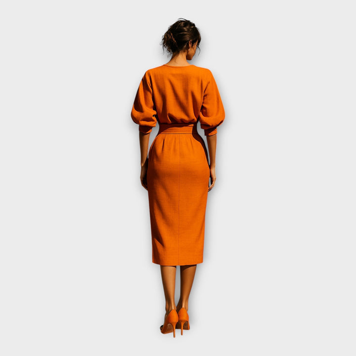 Κομψό φόρεμα με εκλεπτυσμένο σχεδιασμό και minimal αισθητική