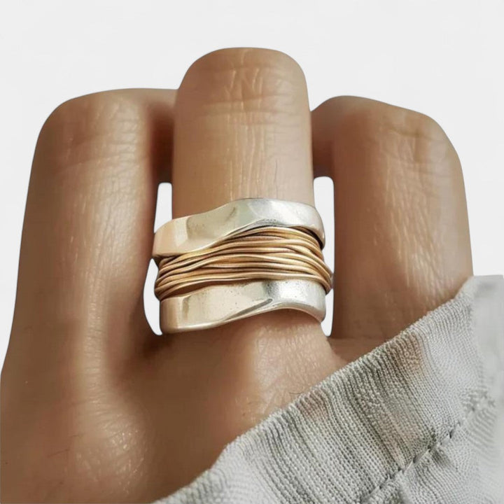 Αναστασία - Κομψό δαχτυλίδι με πλεκτή λεπτομέρεια σε ρετρό ύφος