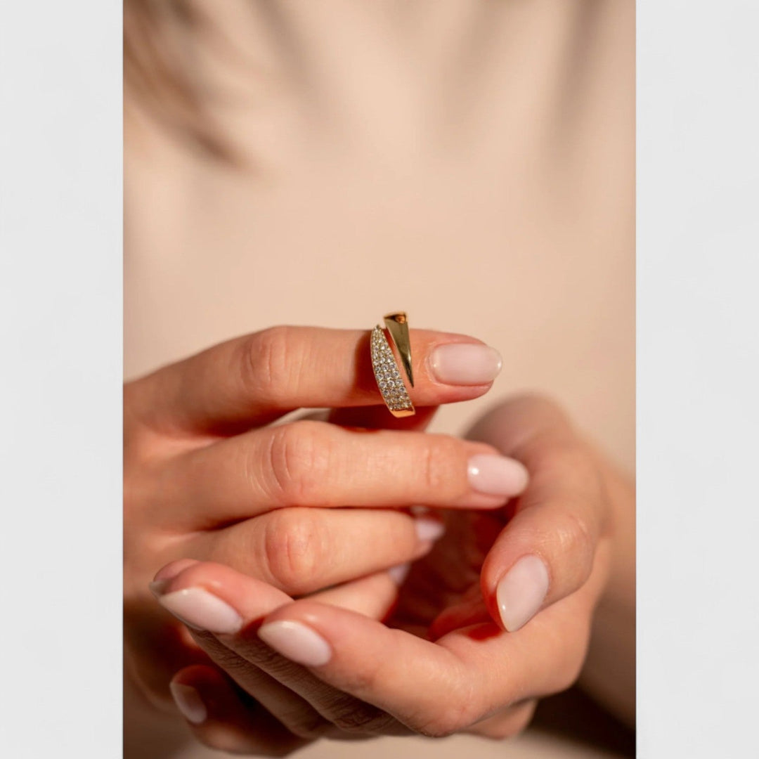 Ινώ - Κομψό χρυσό δαχτυλίδι με λαμπερά πετράδια